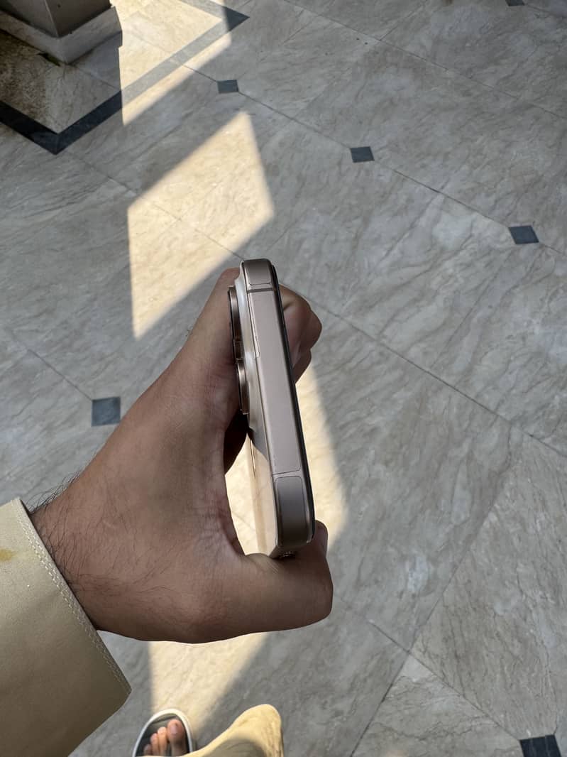 Apple iPhone 16 Pro Max 2