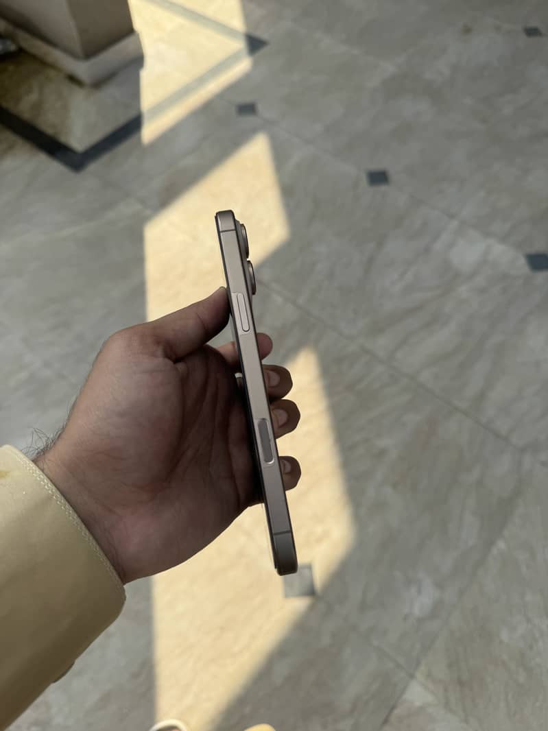 Apple iPhone 16 Pro Max 3