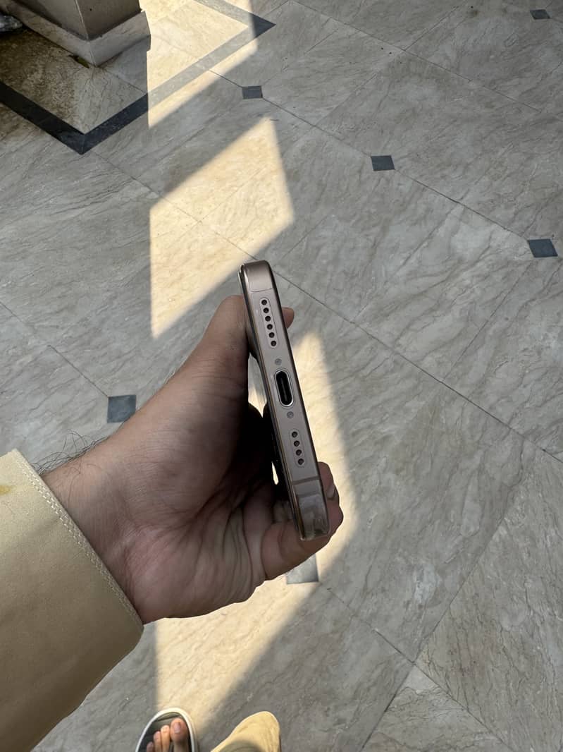 Apple iPhone 16 Pro Max 4