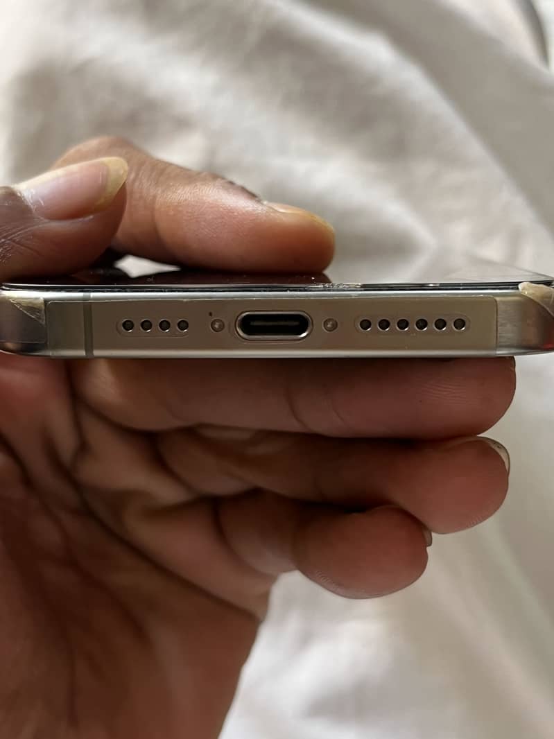 Apple iPhone 15 Pro Max 0