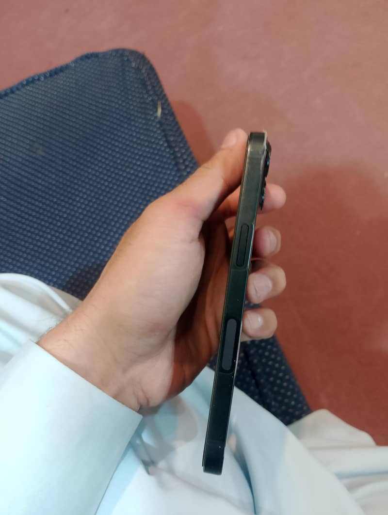 Apple iPhone 13 2