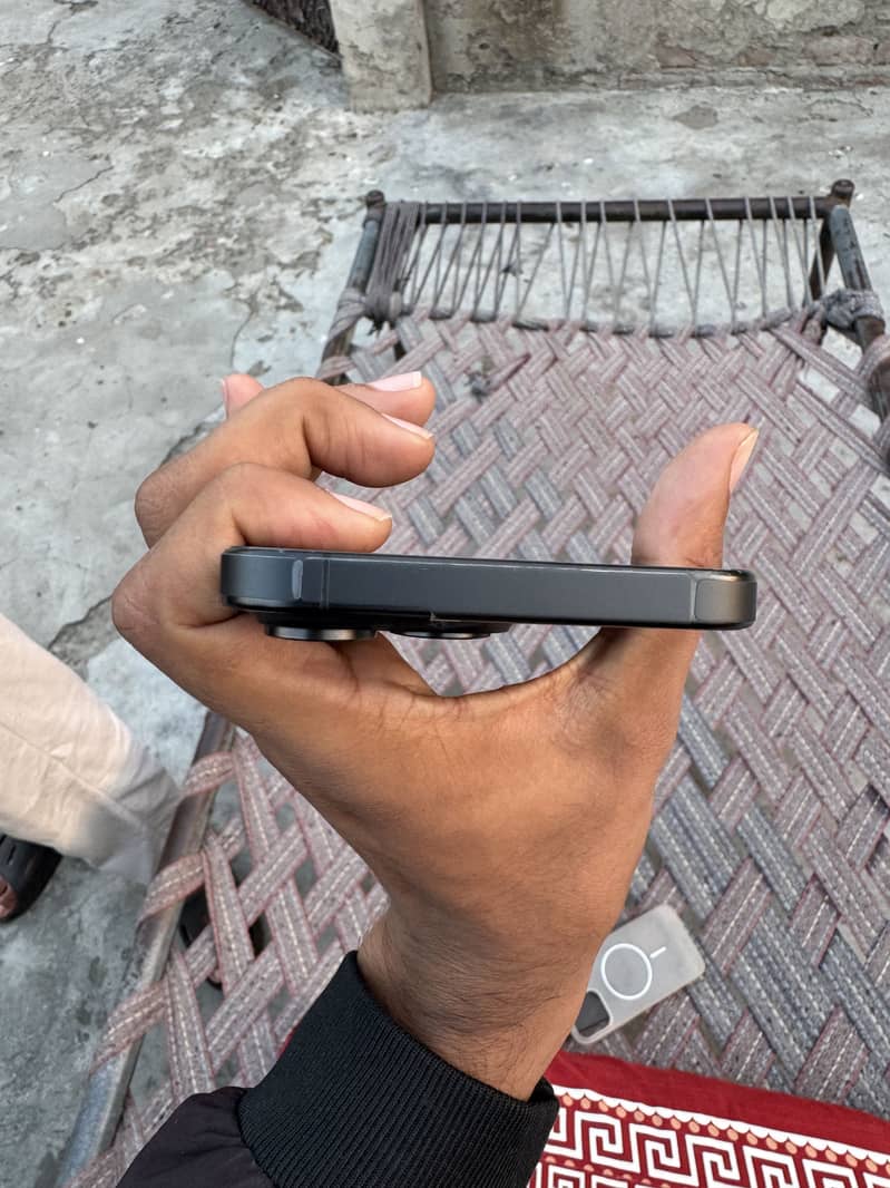 Apple iPhone 15 Pro Max 2