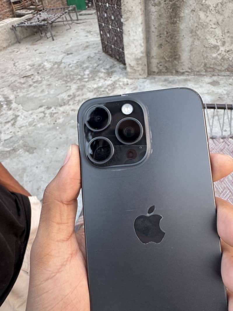 Apple iPhone 15 Pro Max 4