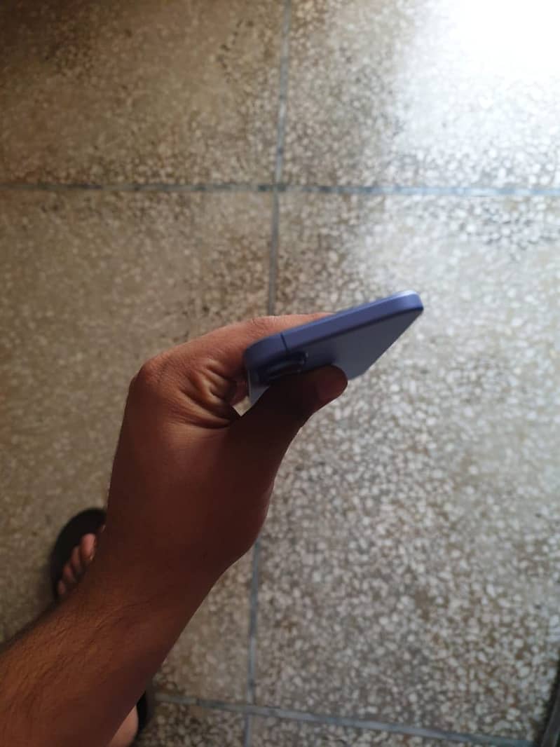 Apple iPhone 16 3