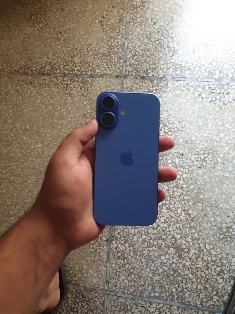 Apple iPhone 16 4