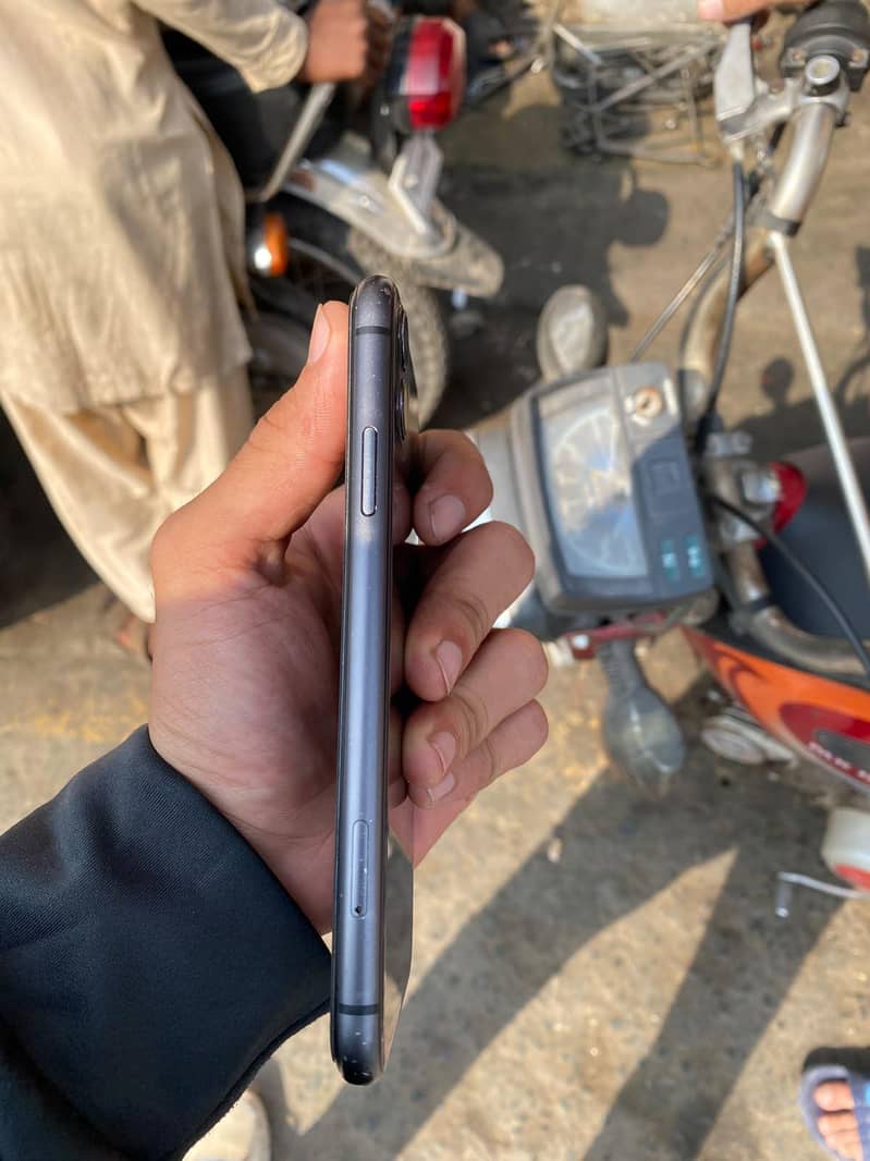 Apple iPhone 11 3
