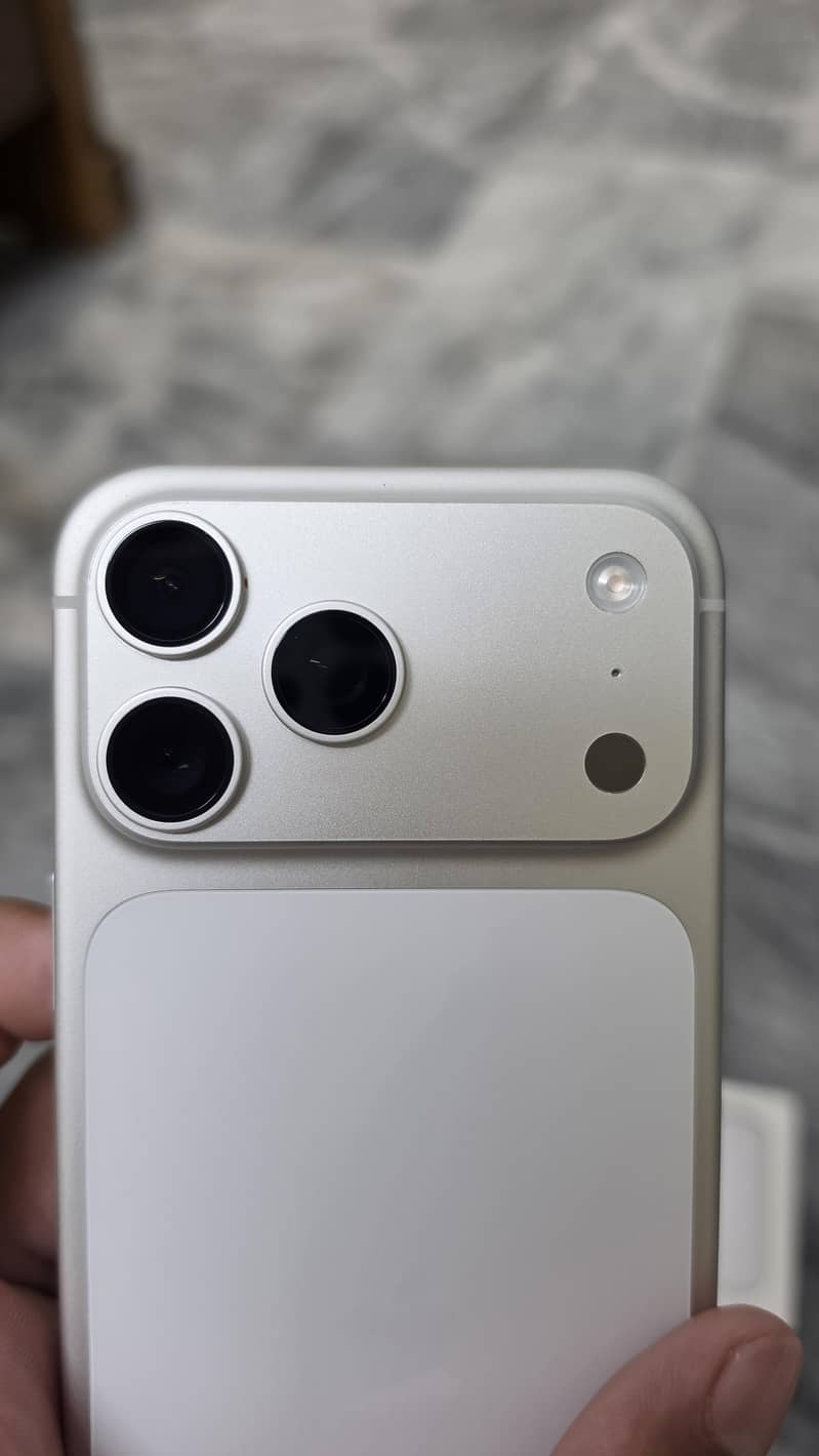 Apple iPhone 17 Pro Max 4