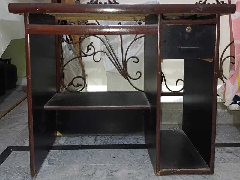 Computer and Study Table 0