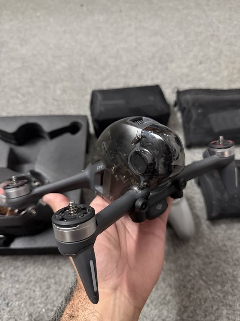 DJI FPV with Goggles 6