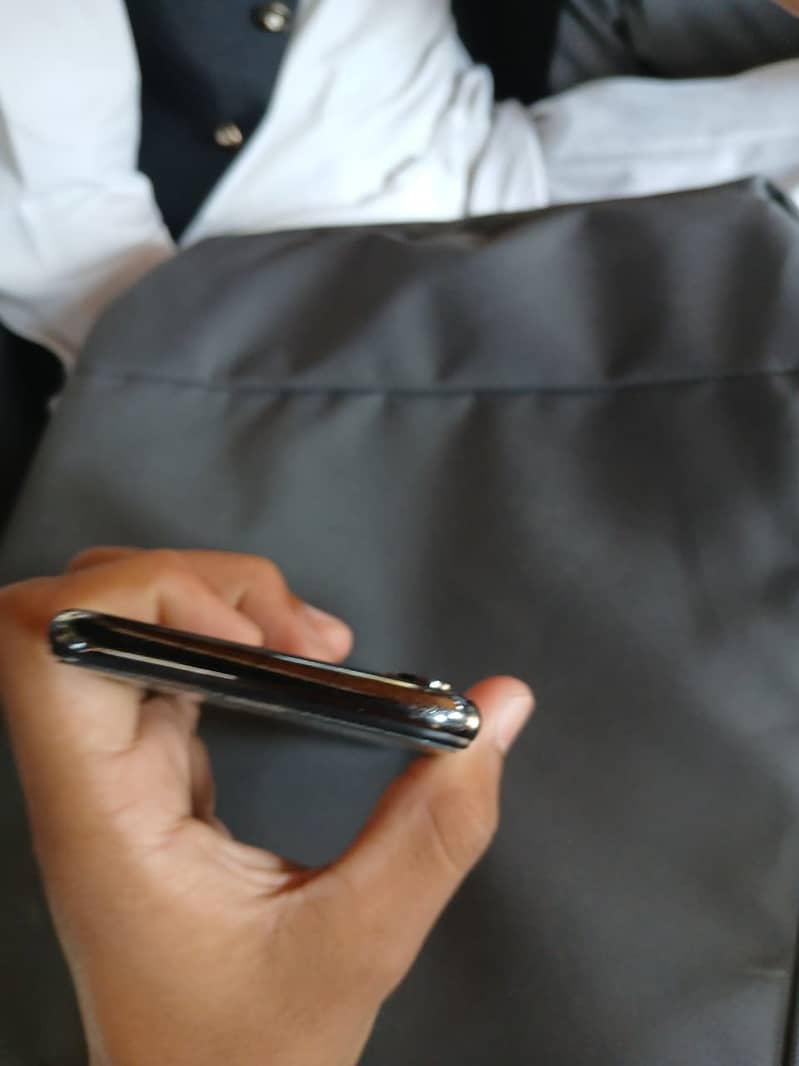 Apple iPhone X 4