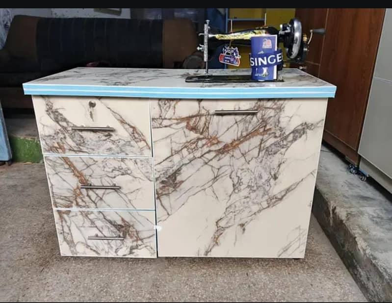 Sewing machine / Table / 0