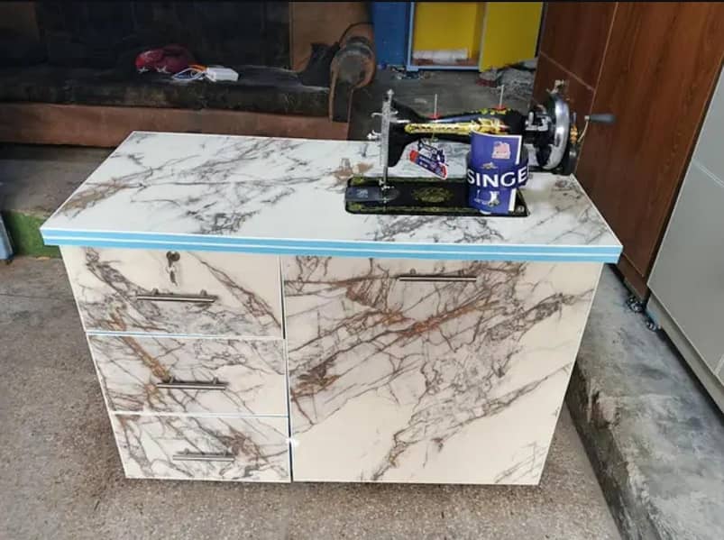 Sewing machine / Table / 3
