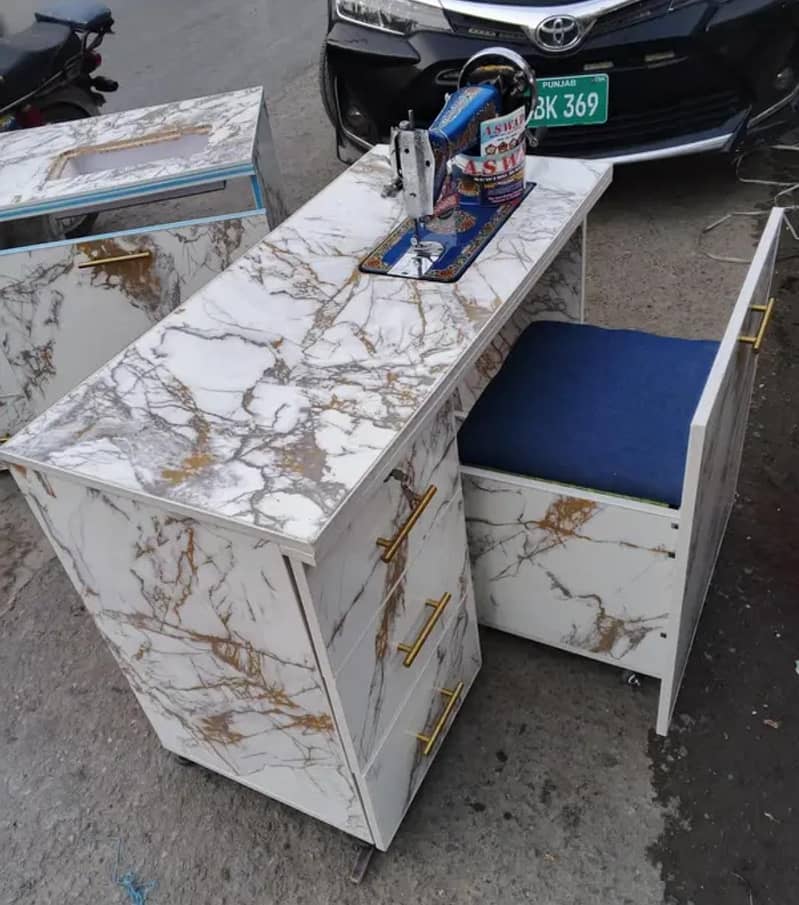 Sewing machine / Table / 4