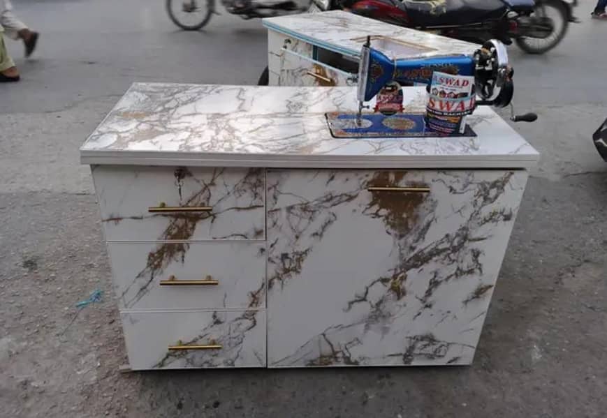 Sewing machine / Table / 5