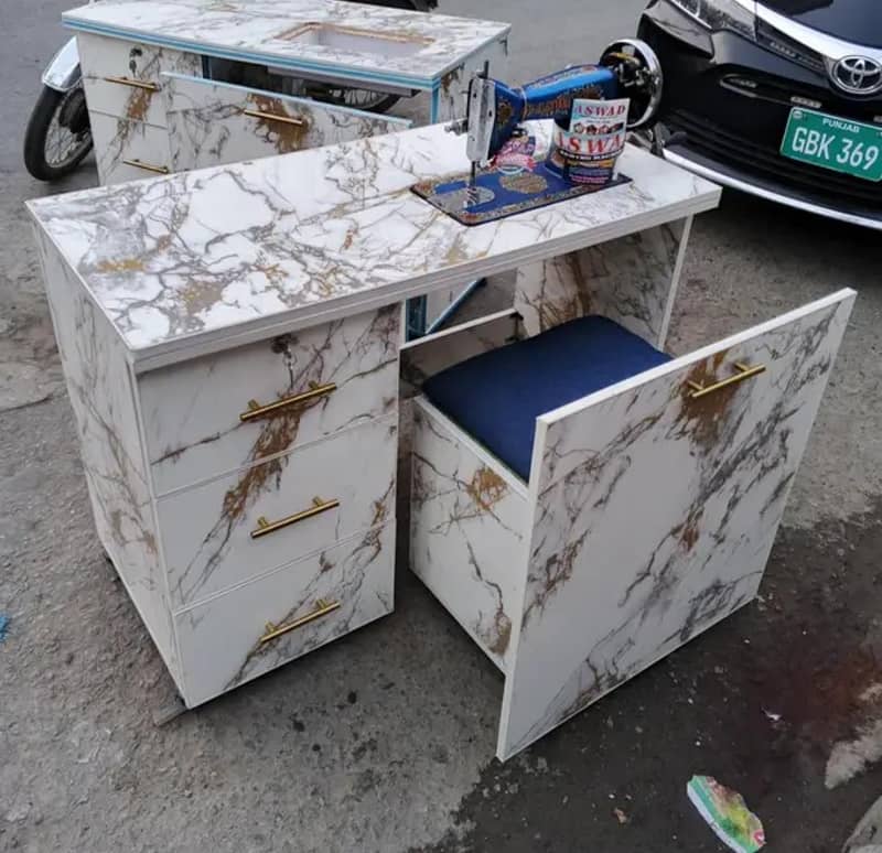 Sewing machine / Table / 7