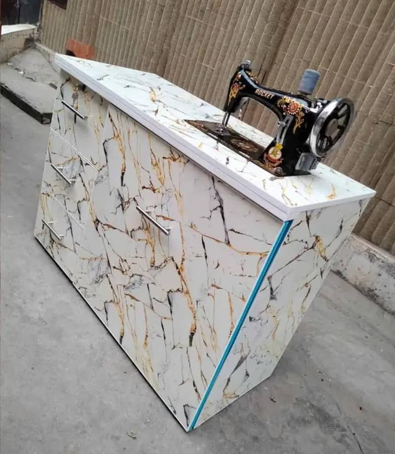 Sewing machine / Table / 10