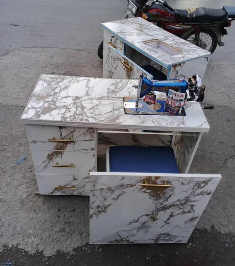 Sewing machine / Table / 11