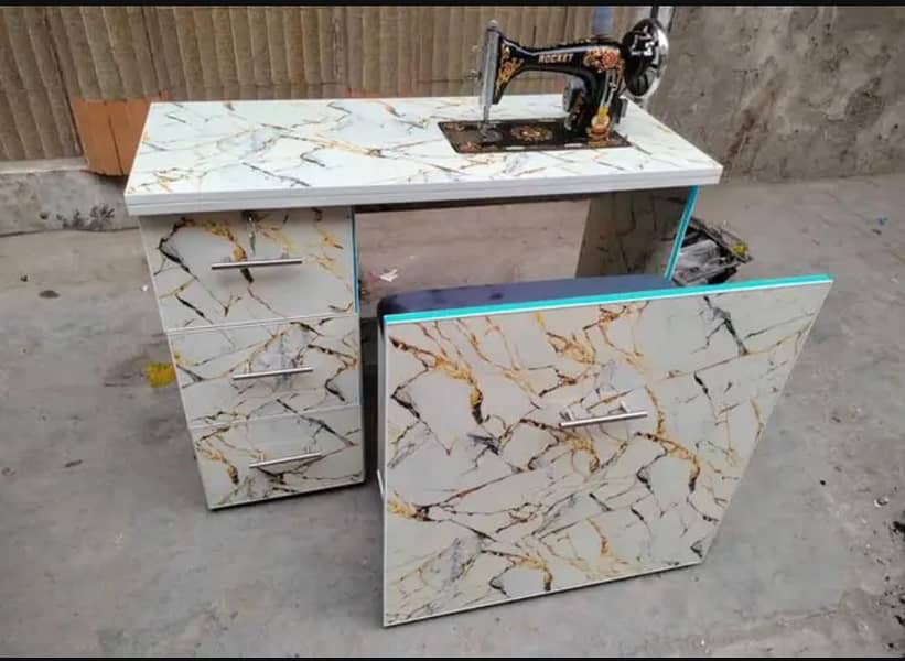 Sewing machine / Table / 12