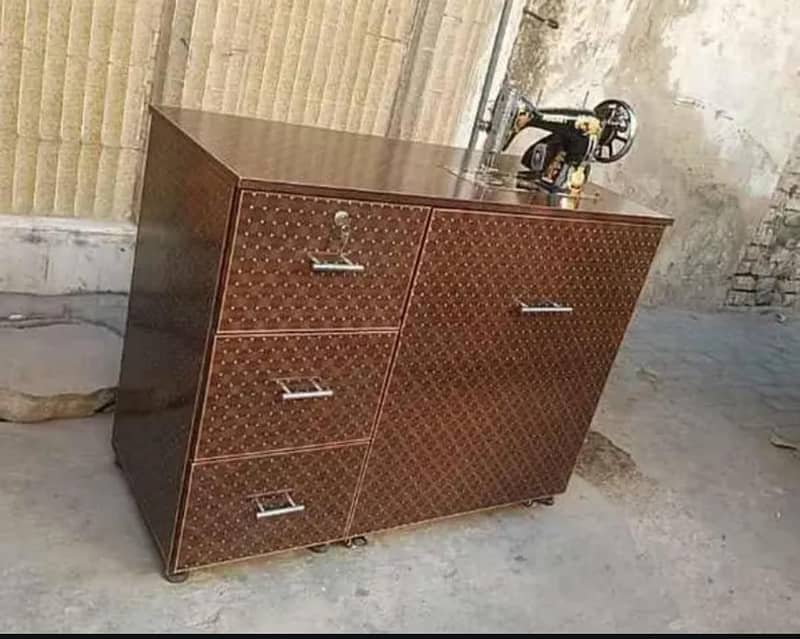 Sewing machine / Table / 13