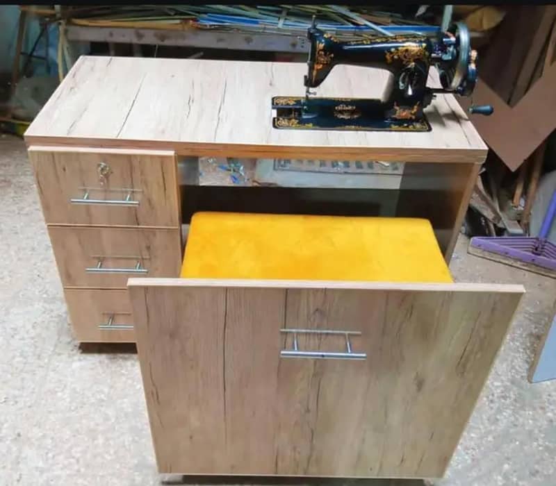 Sewing machine / Table / 15