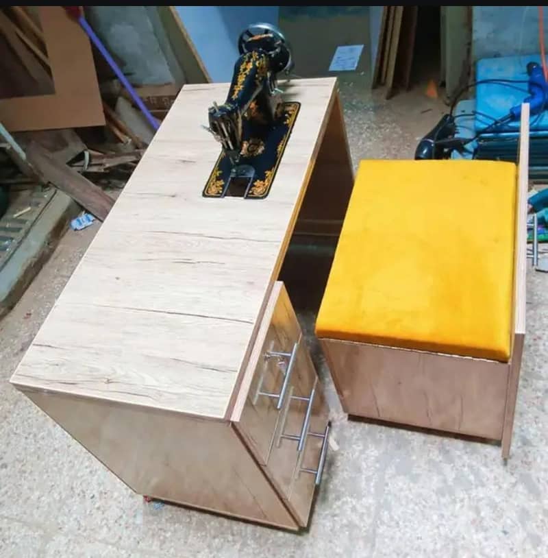 Sewing machine / Table / 16
