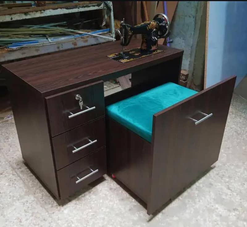 Sewing machine / Table / 17