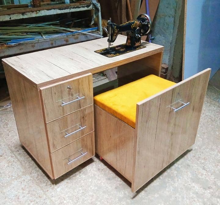 Sewing machine / Table / 18