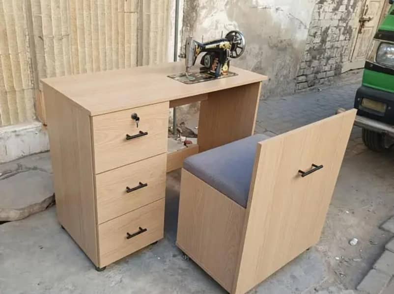 Sewing machine / Table / 19