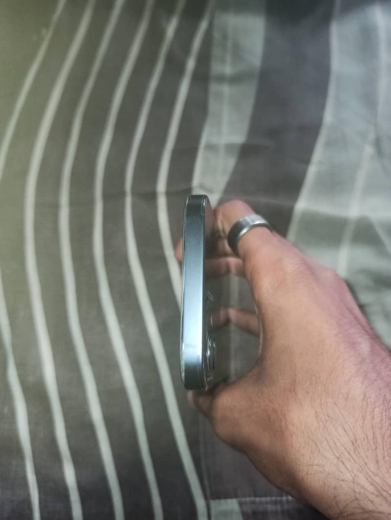 Apple iPhone 12 4