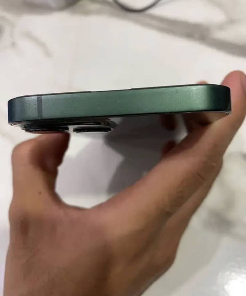 Apple iPhone 13 2