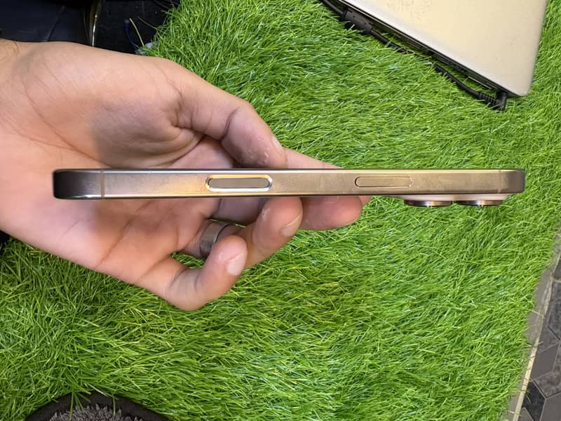 Apple iPhone 16 Pro (jv) 2