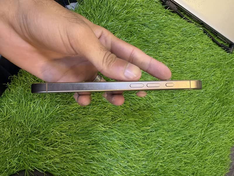 Apple iPhone 16 Pro (jv) 10