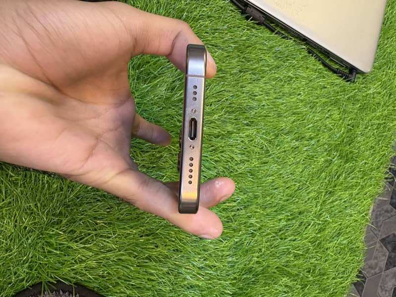 Apple iPhone 16 Pro (jv) 11