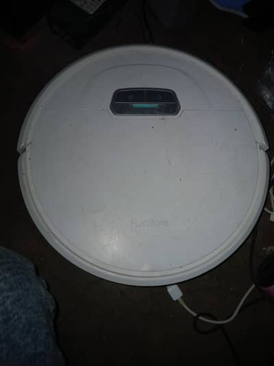 Honiture G20 3-in-1 robot vacuum and mop cleaner.