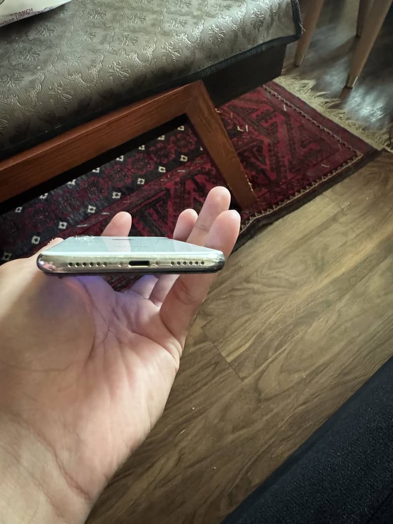 Apple iPhone X 4