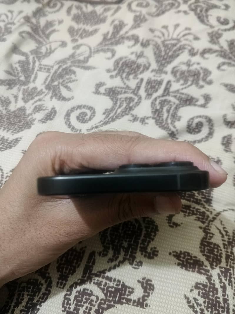 Apple iPhone 16 Pro Max 4