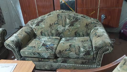 sofa set theek hai acchi halat mein hai Jyada use Nahin hua