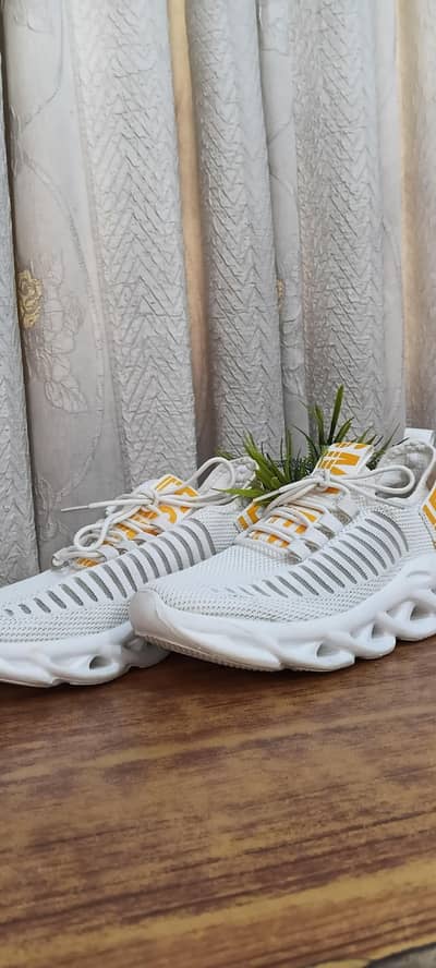 white hollow sole mesh blade sneakers