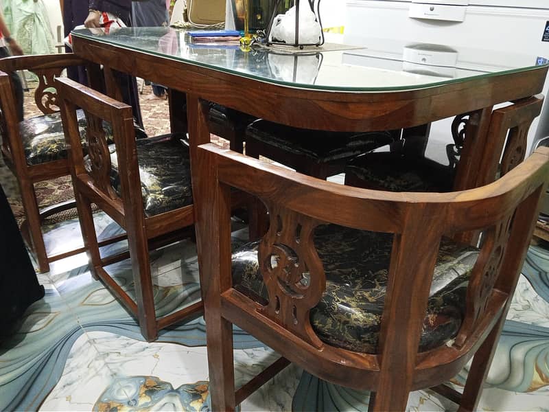 6 sitting dining table full new condition 3