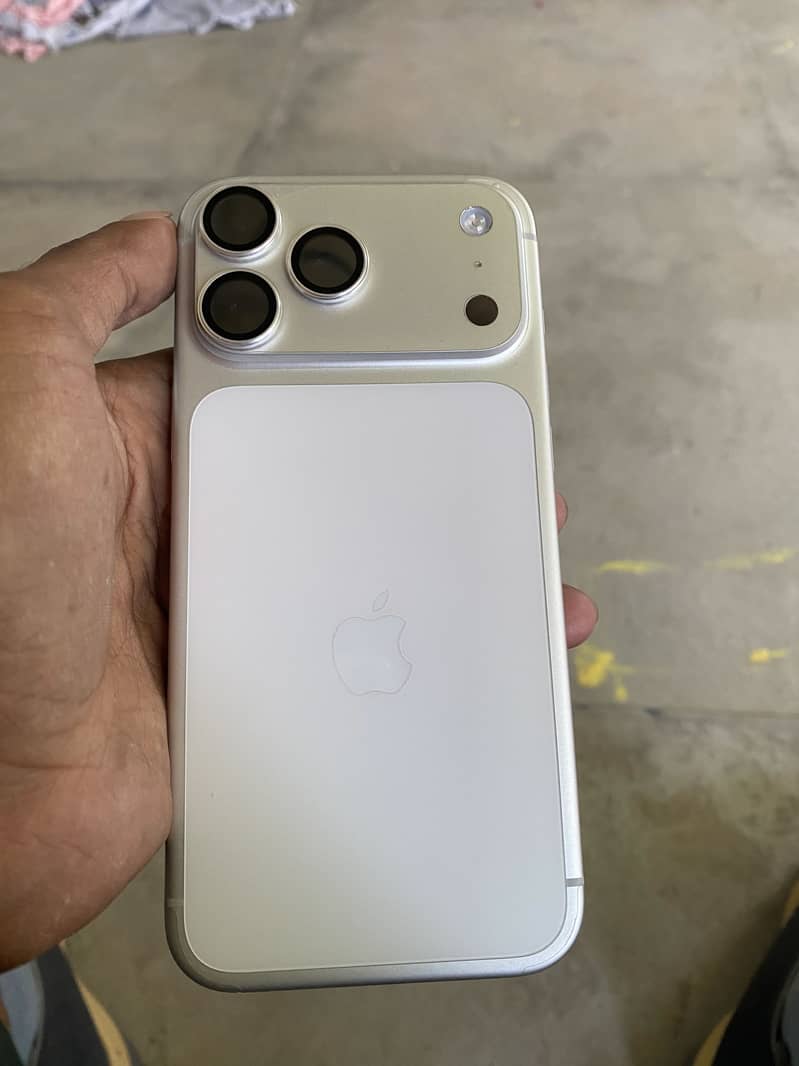 Apple iPhone 17 Pro Max 1