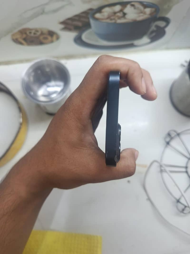 Apple iPhone 13 4