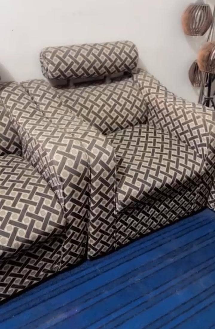 5 seater sofa set. 2