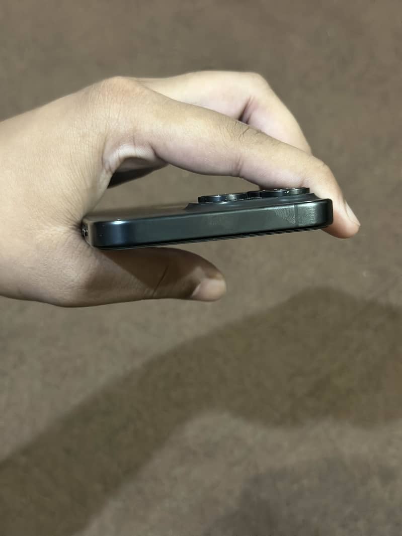 Apple iPhone 15 Pro Max 4