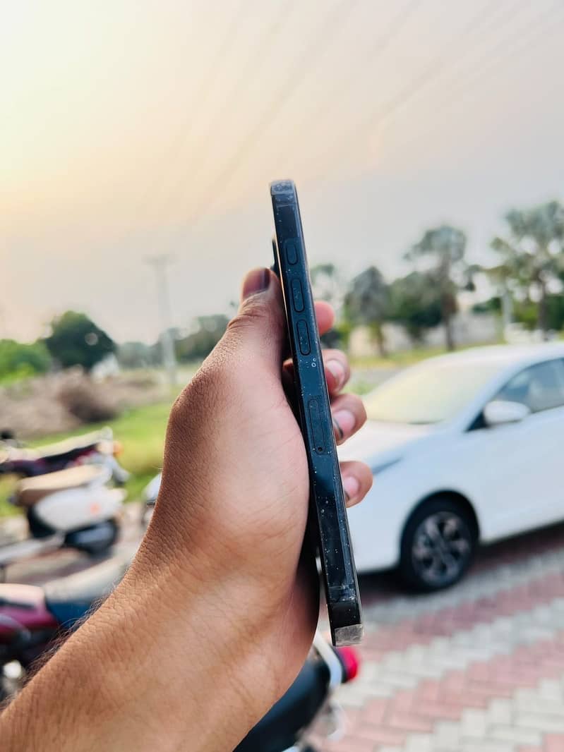 Apple iPhone 16 Pro 1
