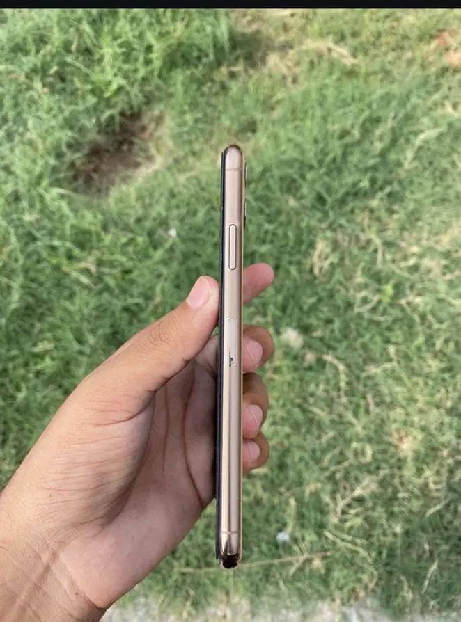 Apple iPhone 11 Pro Max 2