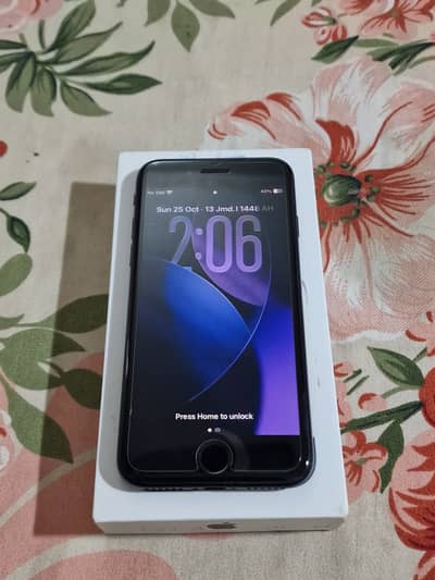 iphone SE 2022 SE 3 with box and cable