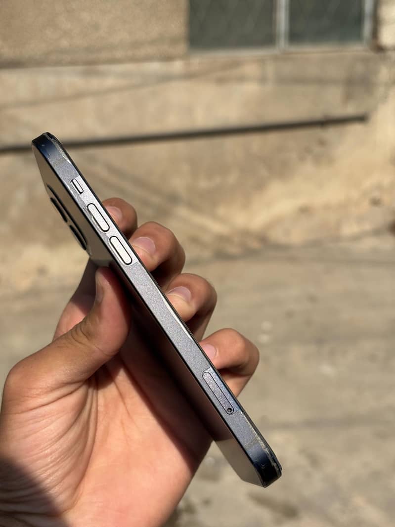 Apple iPhone 12 4