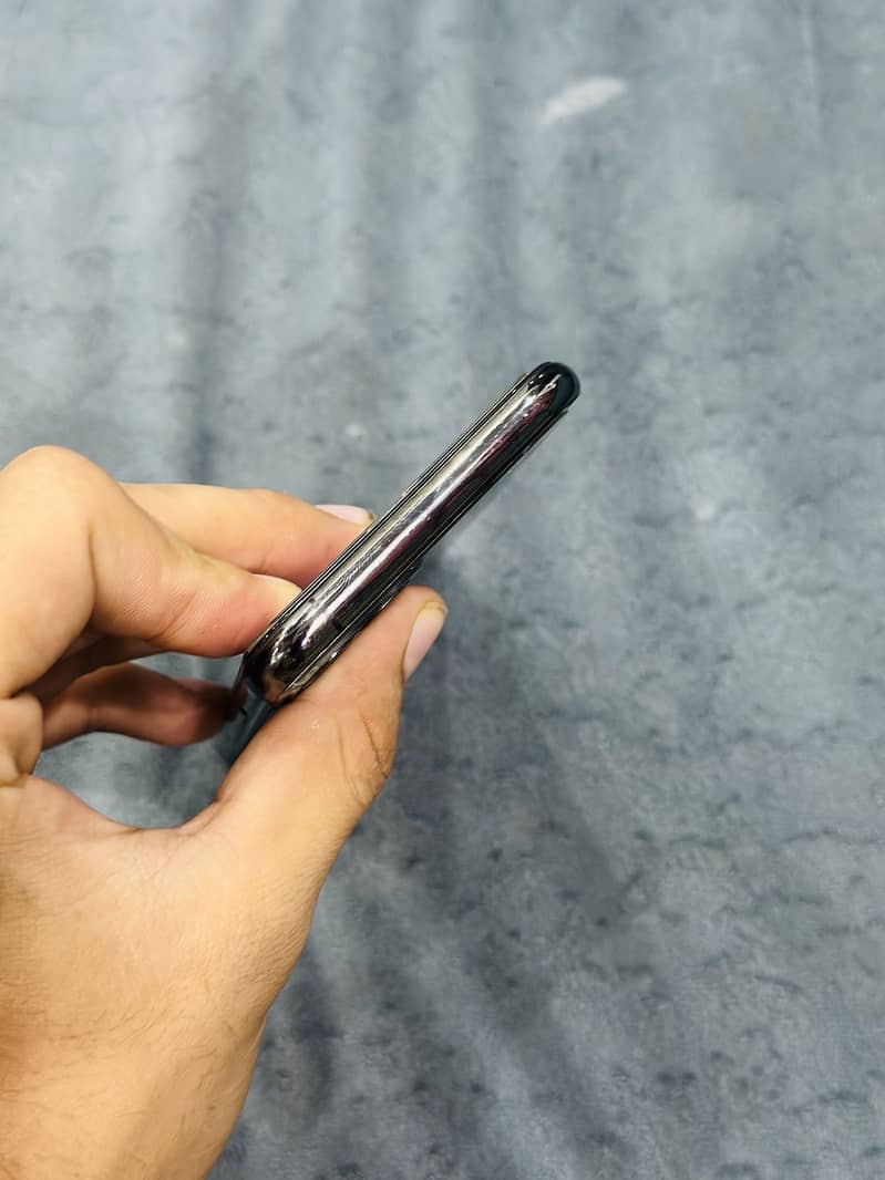 Apple iPhone 11 Pro 4