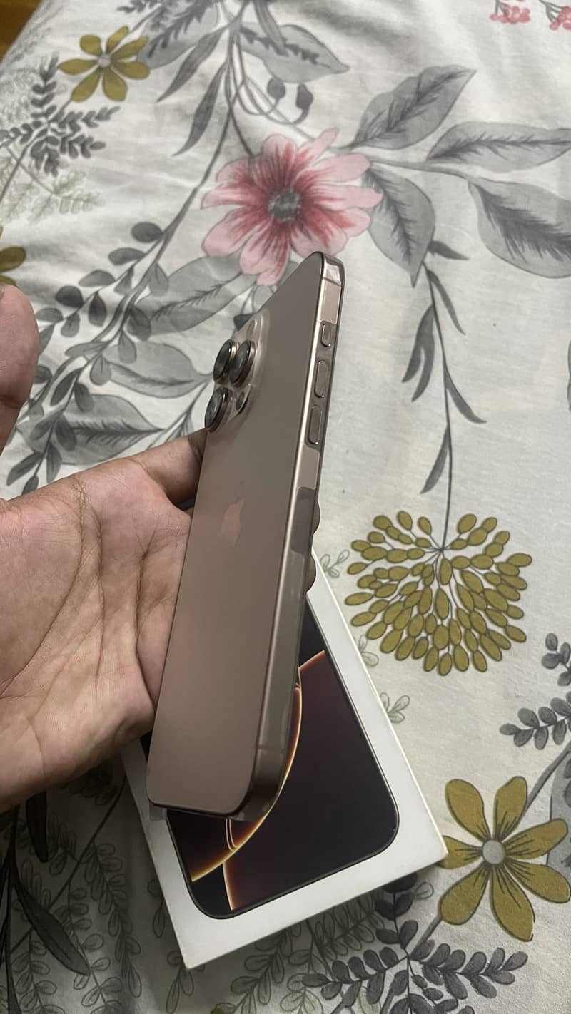 Apple iPhone 16 Pro Max 1