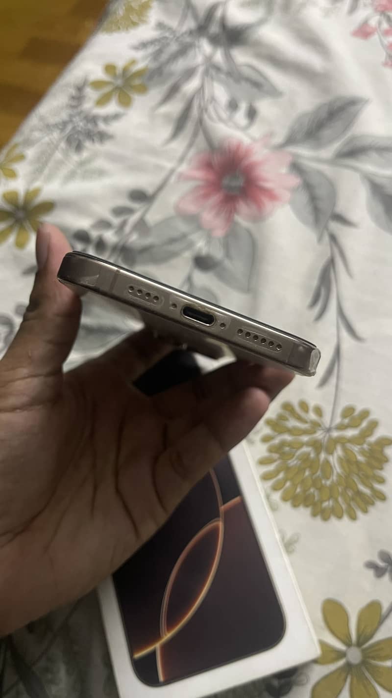 Apple iPhone 16 Pro Max 4